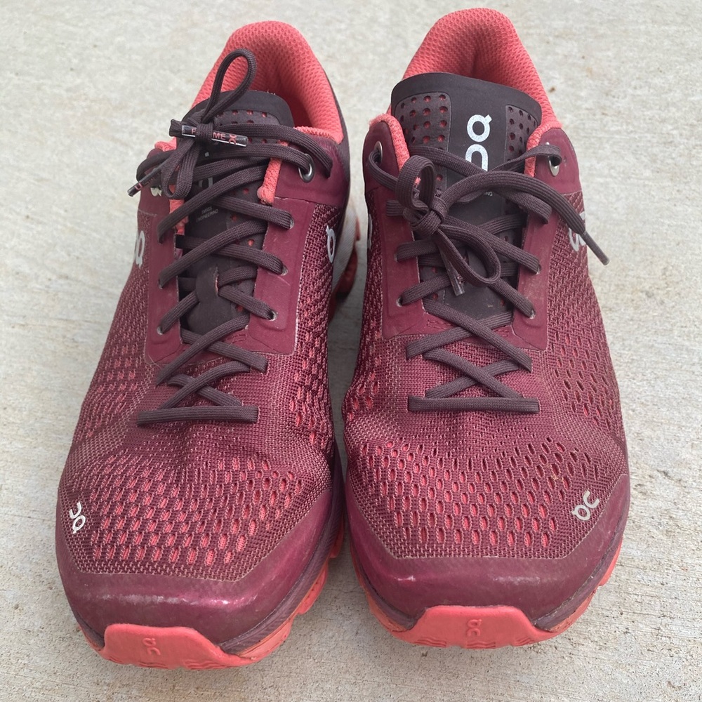 On Cloud Women’s Size 7.5 US